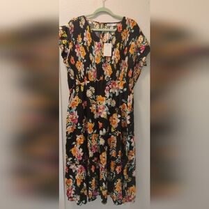 🆕 Black Floral Black Dress With Pockets And Smocked Top!